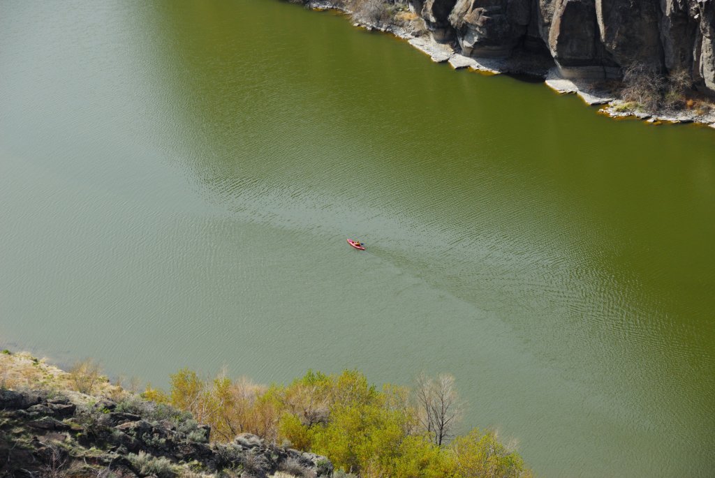 20080427-162543_dsc_2270.jpg - Lone kayak on the river